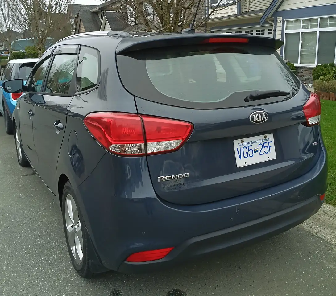 Kia Rondo снимка Kia Rondo