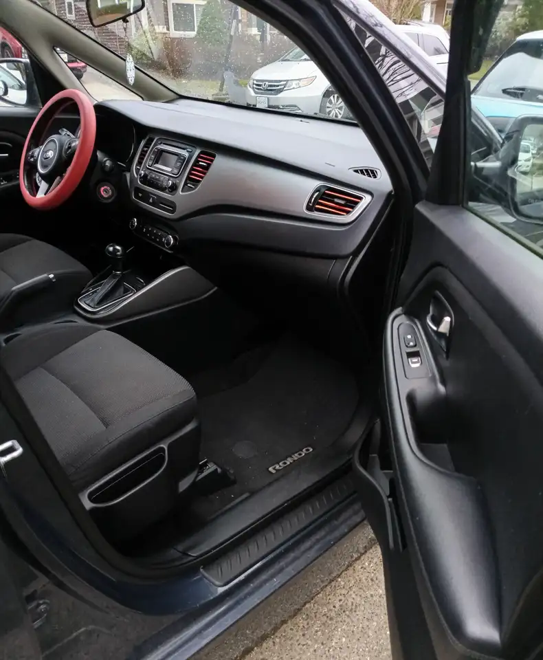 Kia Rondo снимка Kia Rondo