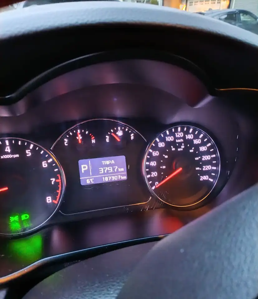 Kia Rondo снимка Kia Rondo