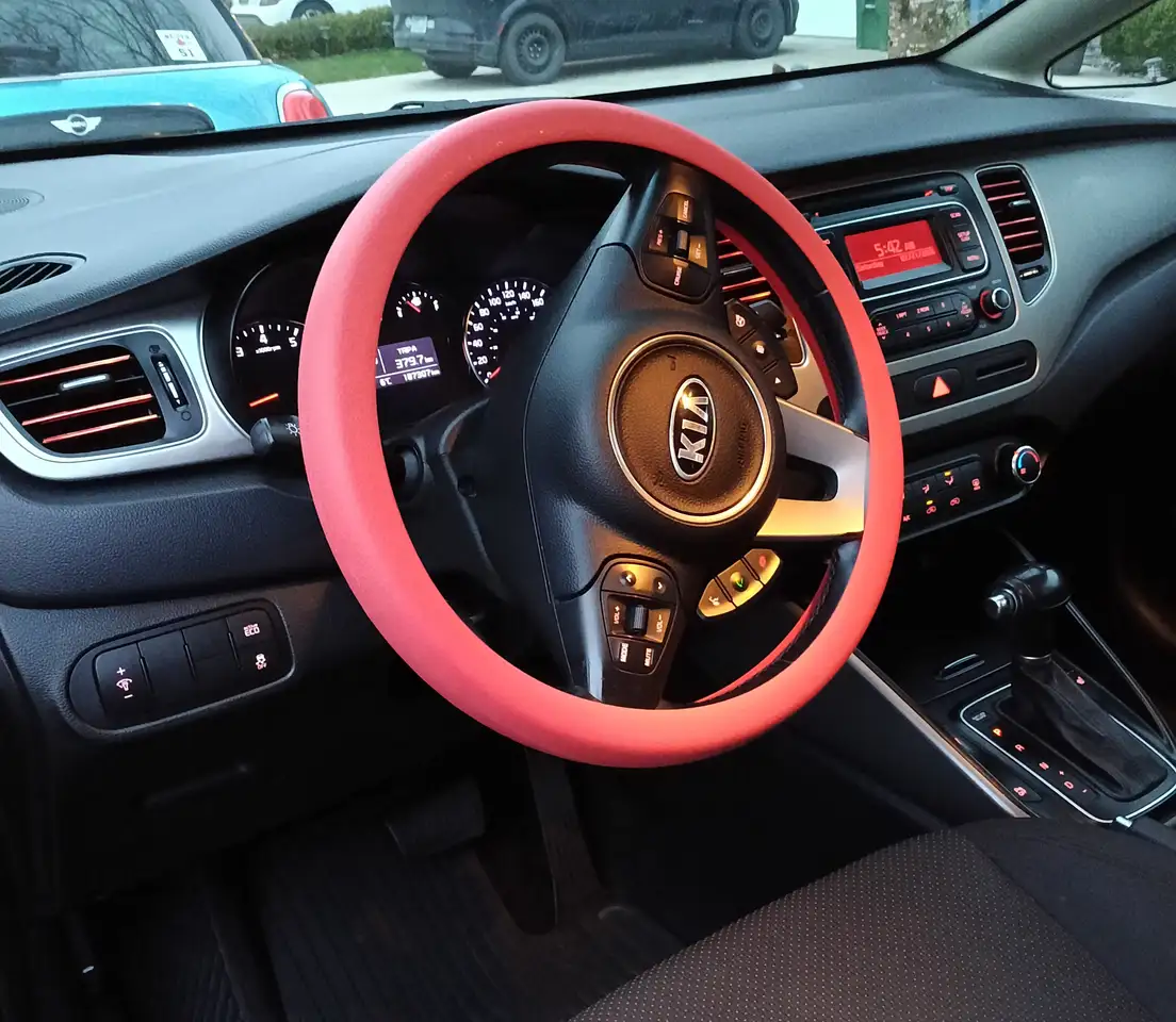 Kia Rondo снимка Kia Rondo