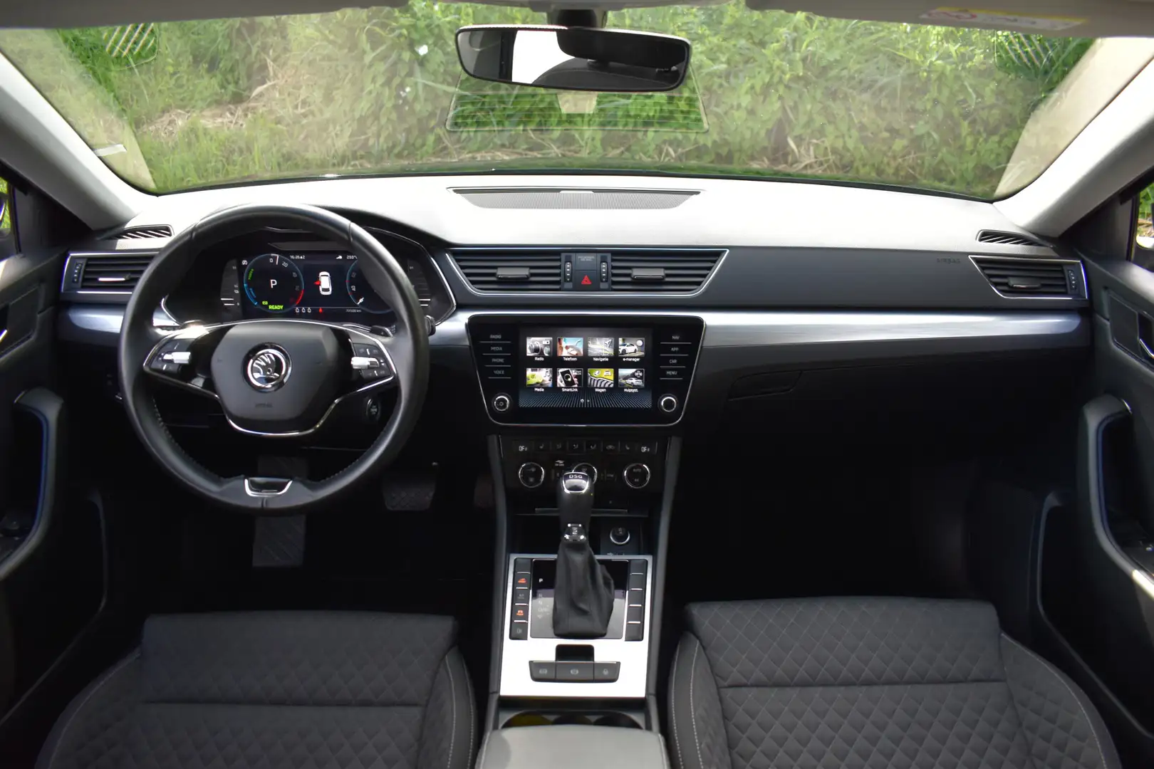 Skoda Superb Combi iV 218PK DSG HYBRID BUSINESS VIRTUAL/NAVI/TR Schwarz - 2
