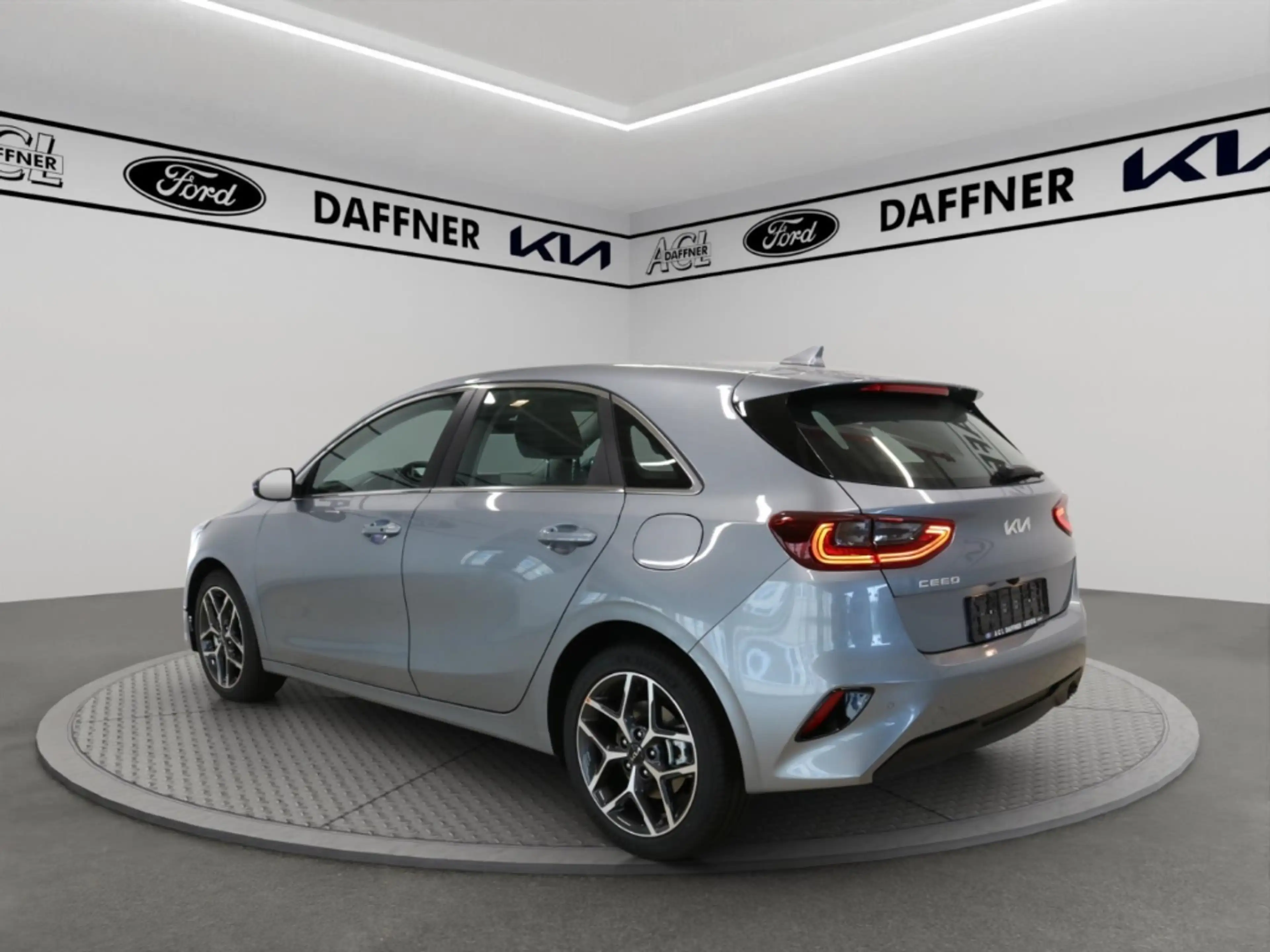 Kia Ceed / cee'd Spirit 1,5 Automatik Kamera Navi SHZ Tempomat — photo 5
