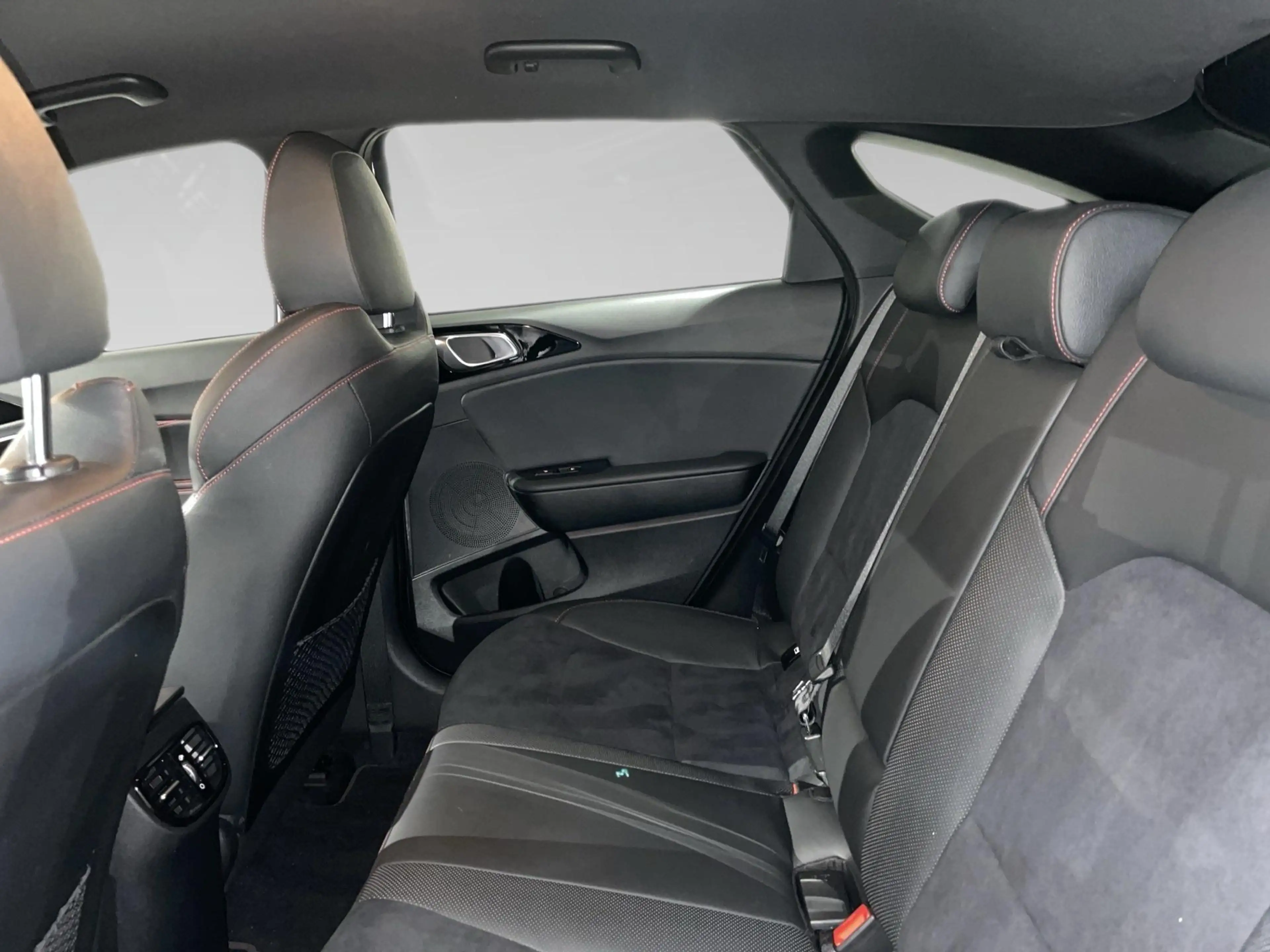 Kia ProCeed / pro_cee'd GT 1.6 T-GDI 204 DCT ISG — photo 11