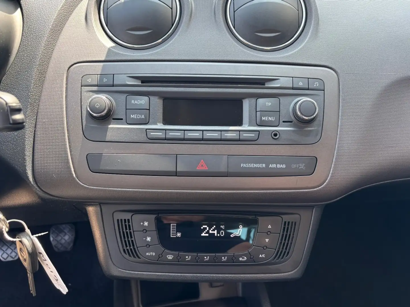 SEAT Ibiza 1.2 TSI CHILL OUT PL NAVI AIRCO/ECC PDC Weiß - 2