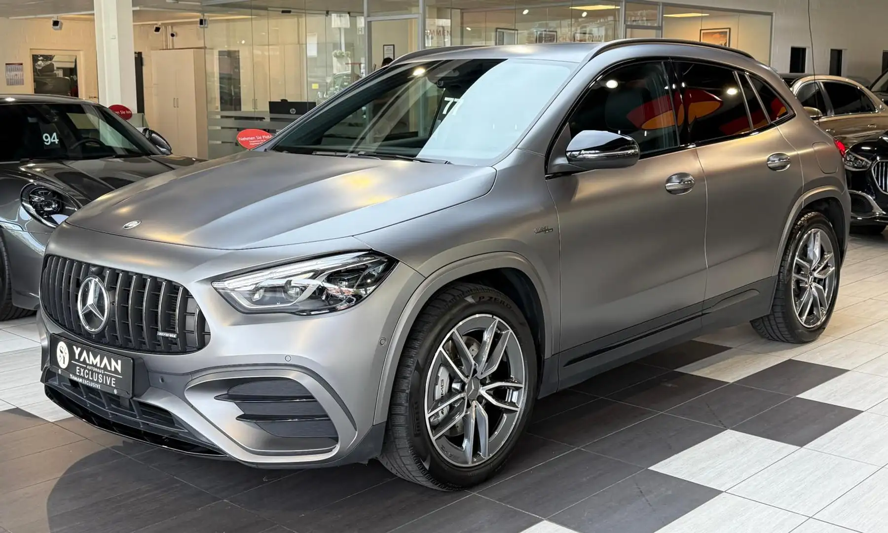 Mercedes-Benz GLA 35 AMG 4Matic*MAGNO*KeylessGO*AHK Grau - 1