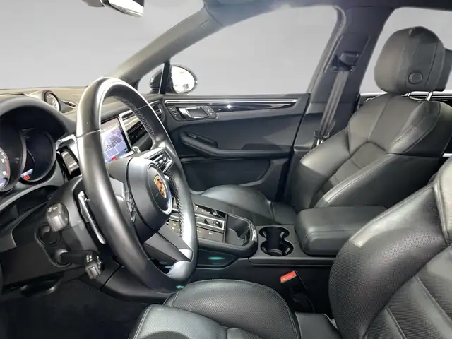 Porsche Macan view 4