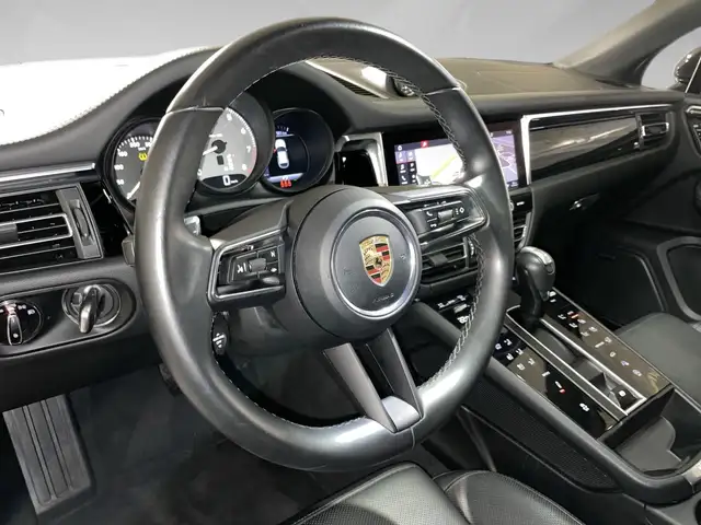 Porsche Macan view 8