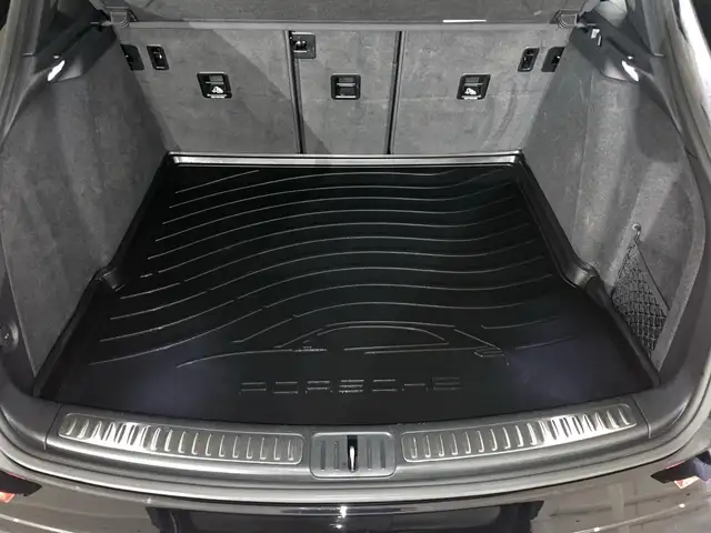 Porsche Macan view 12