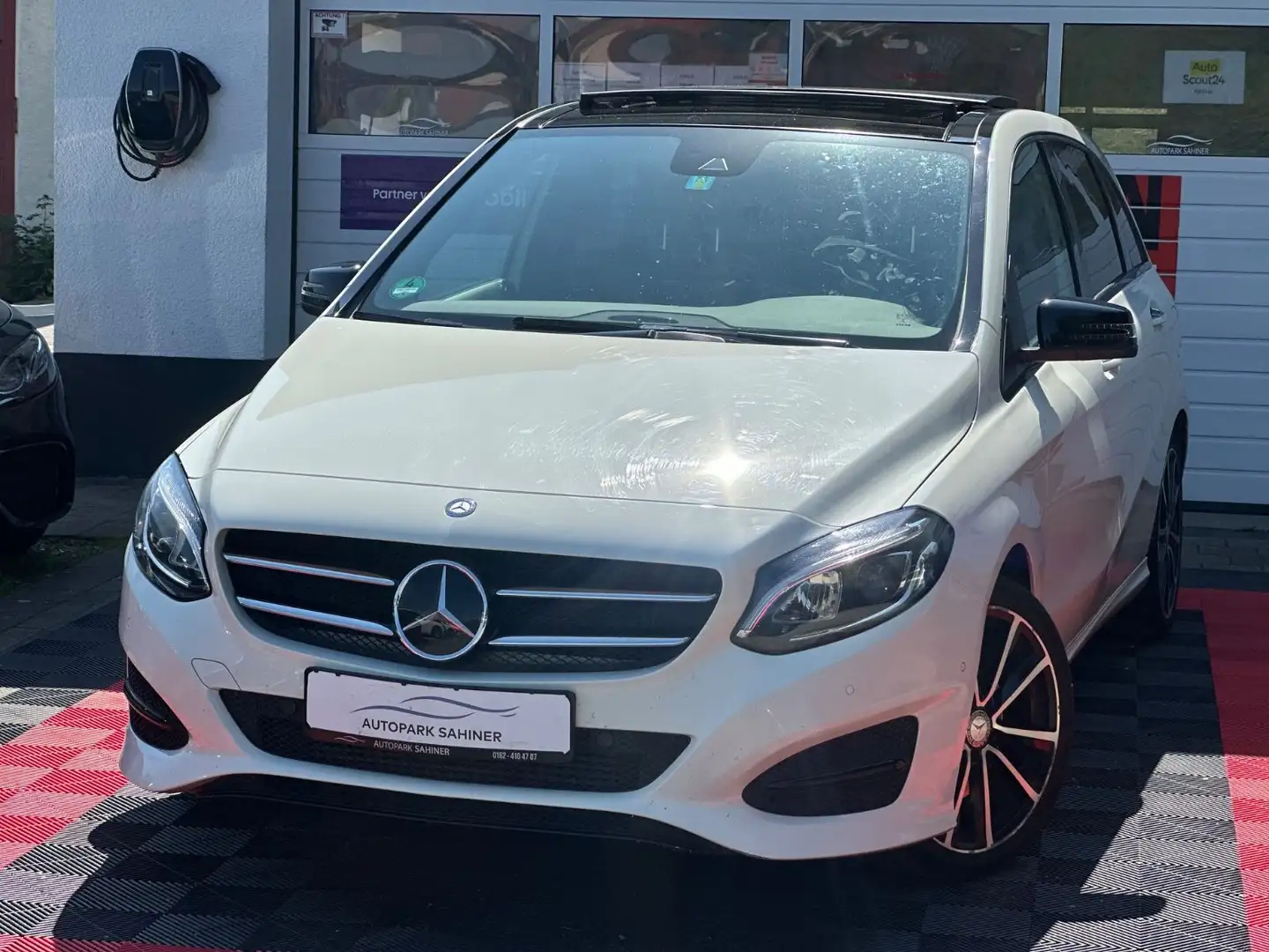 Mercedes-Benz B 250 4-MATIC AMG PANO STANDHEIZUNG Weiß - 1