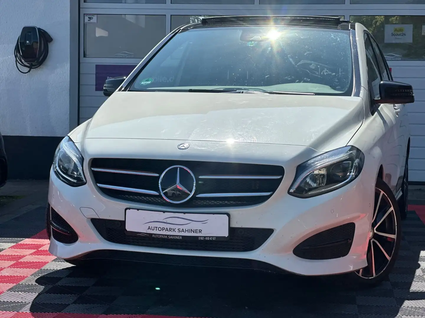 Mercedes-Benz B 250 4-MATIC AMG PANO STANDHEIZUNG Weiß - 2