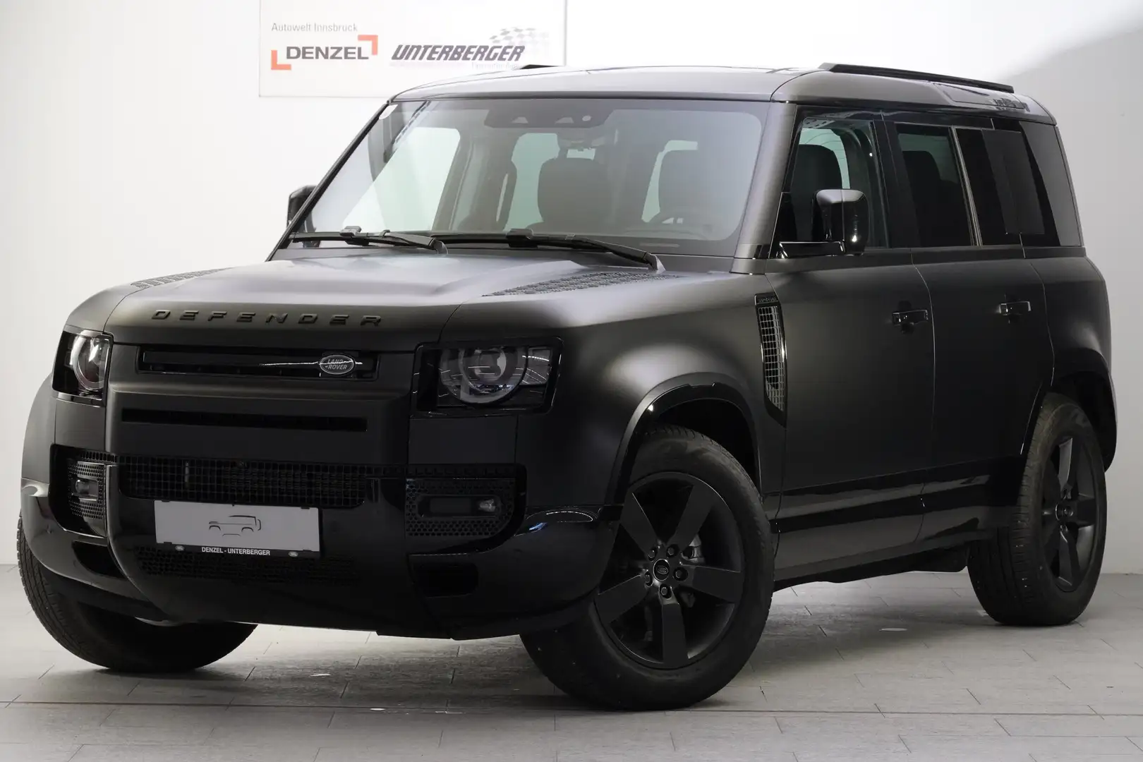 Land Rover Defender 3.0 D6H SWB X-Dynamic SE Schwarz - 2