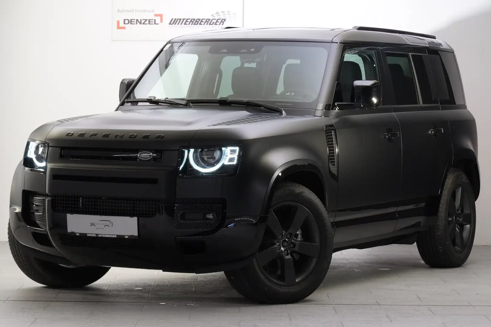 Land Rover Defender 3.0 X-Dynamic SE Schwarz - 1