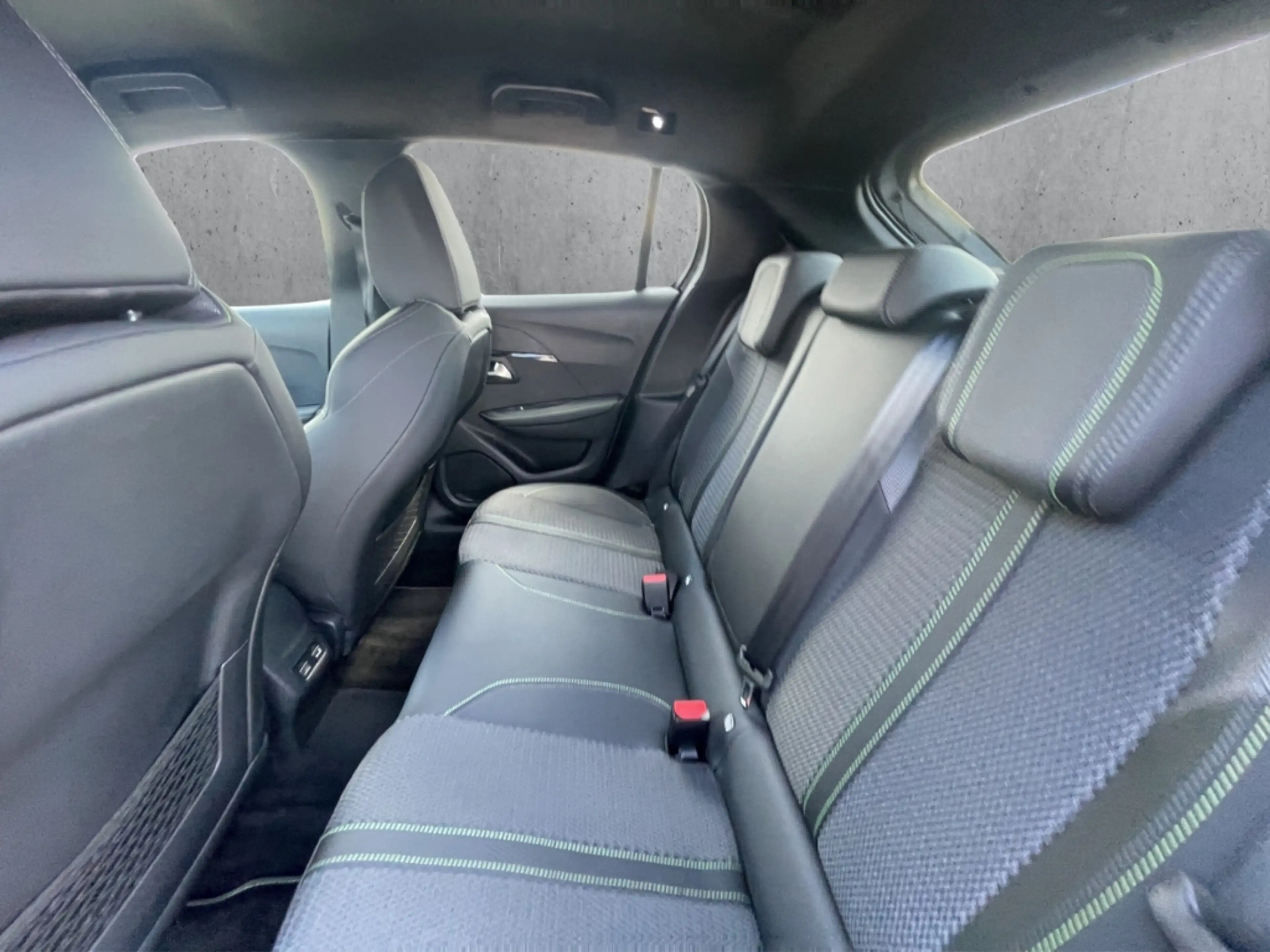 Peugeot 208 GT HYBRID 100 LED Apple CarPlay Android Auto Fahre — photo 8