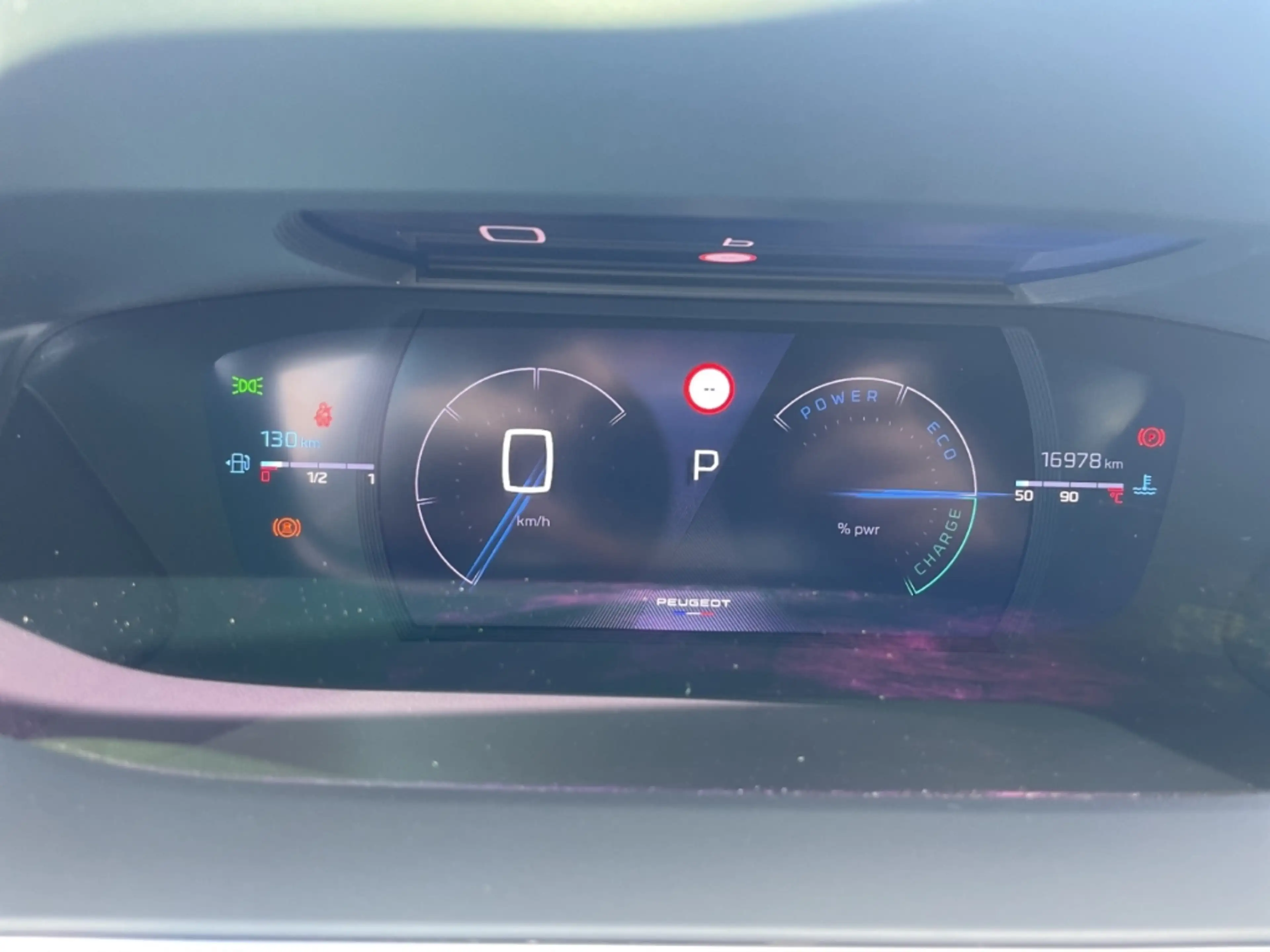 Peugeot 208 GT HYBRID 100 LED Apple CarPlay Android Auto Fahre — photo 15