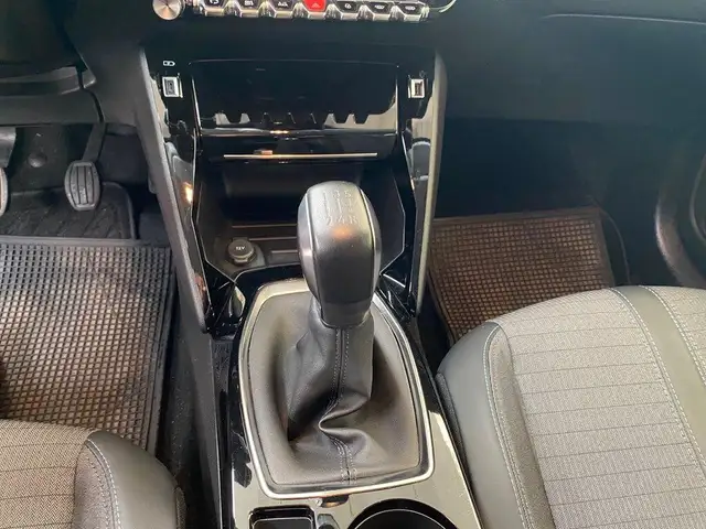 Peugeot 208 view 12