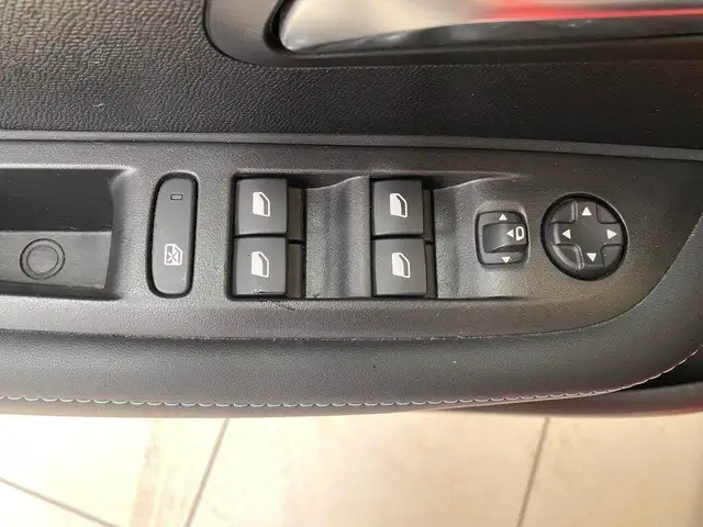 Peugeot 208 view 13