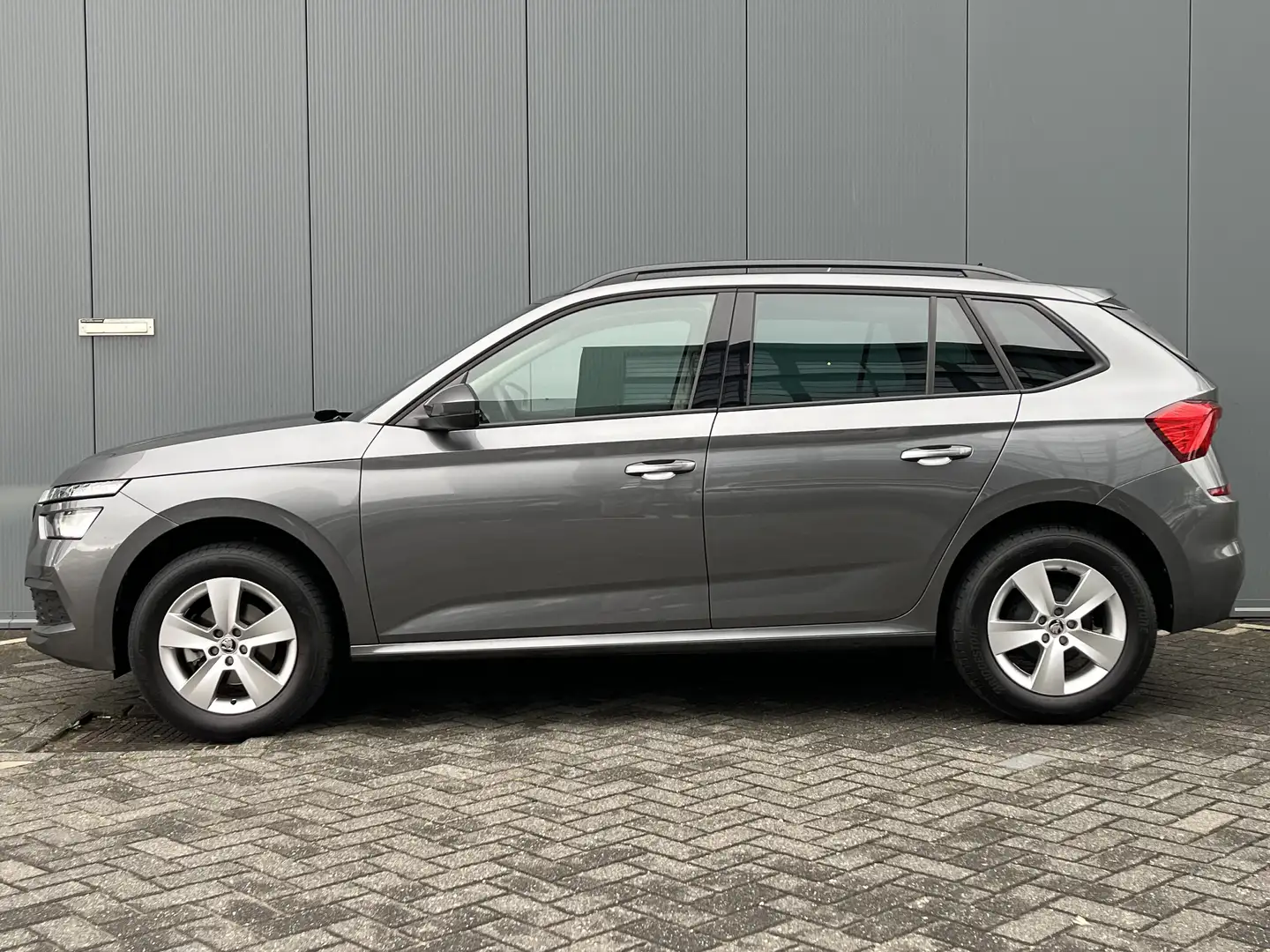 Skoda Kamiq 1.0 TSI 110pk Ambition | Airco | Trekhaak uitklapb Grijs - 2