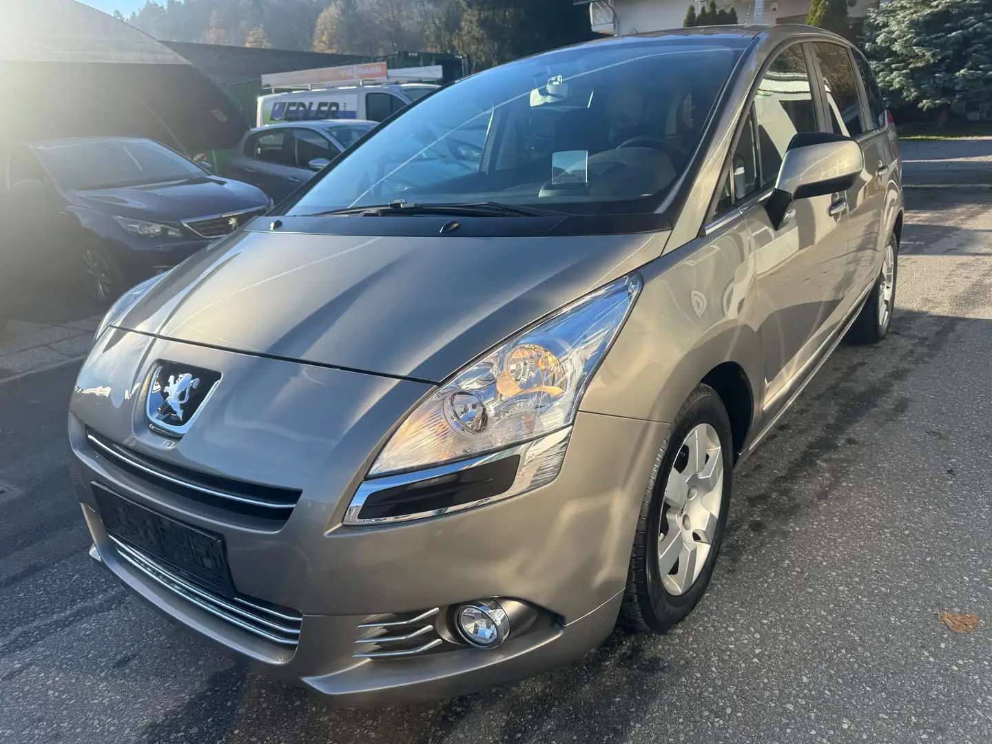 Peugeot 5008 Premium Grau - 2