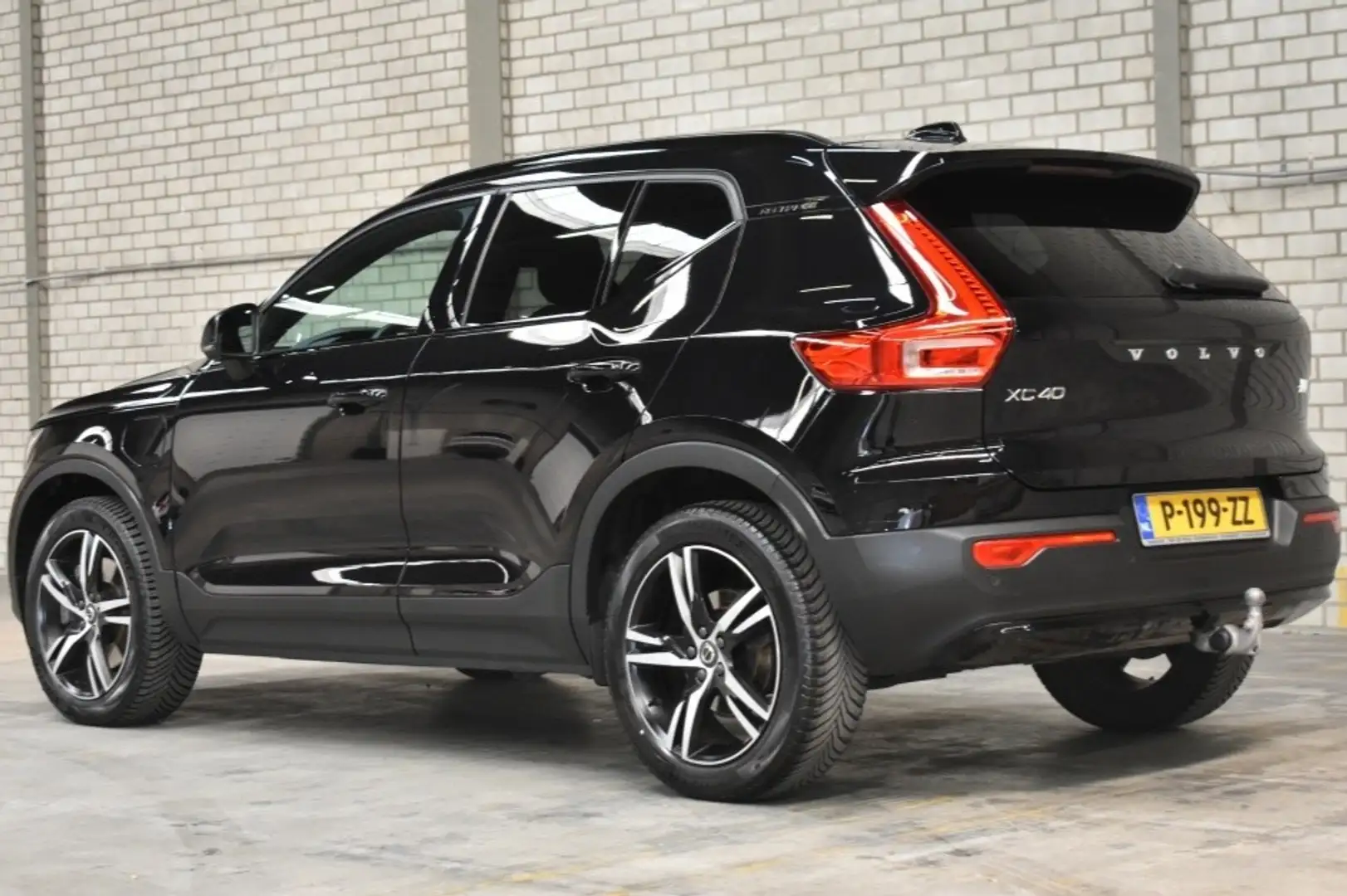 Volvo XC40 T5 262PK Plus Dark | Getint Glas | Trekhaak | Driv Zwart - 2
