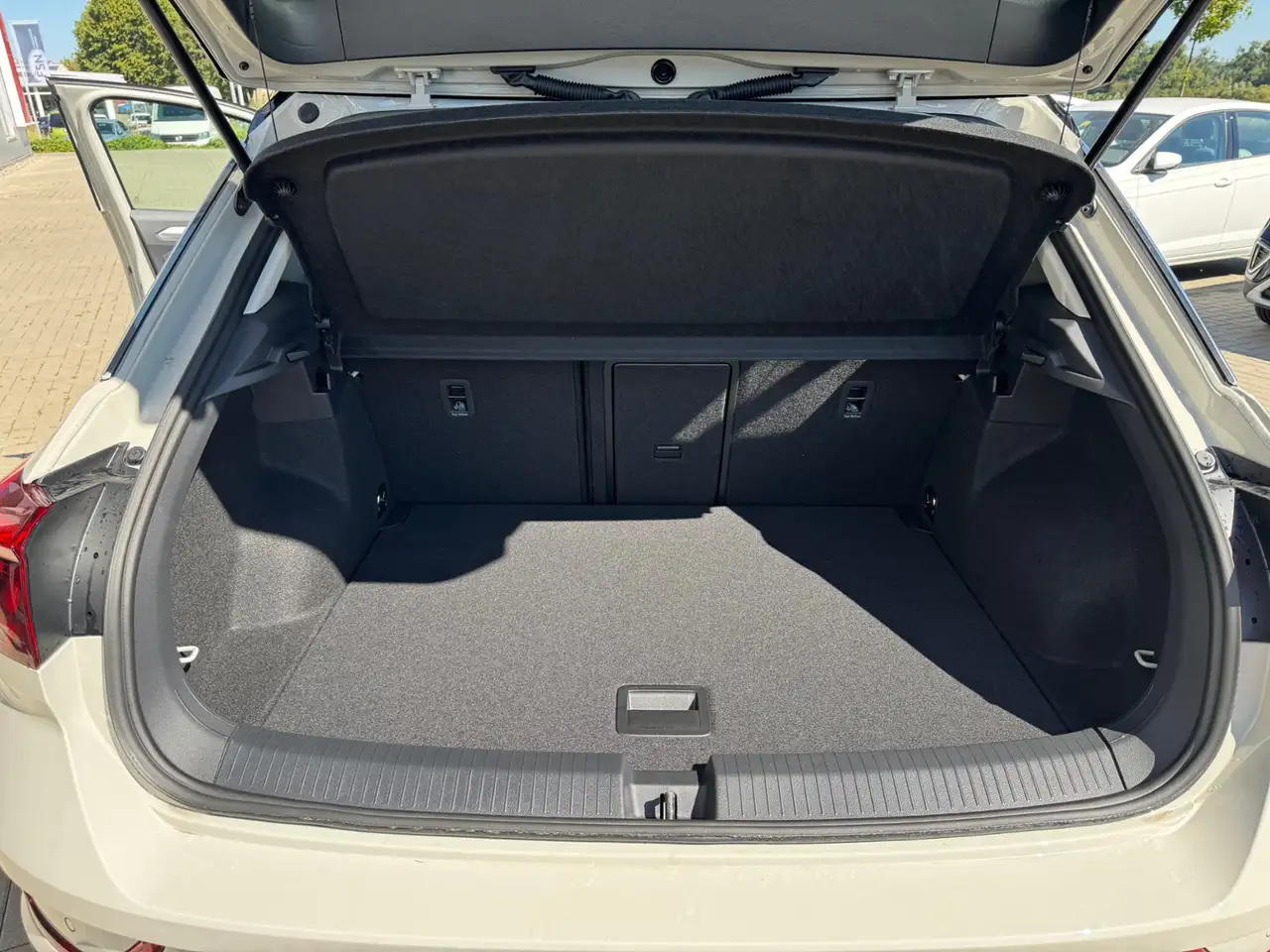 Volkswagen T-Roc Life 1.5l TSI RFK+AHK+NAVI+ACC, foto 12