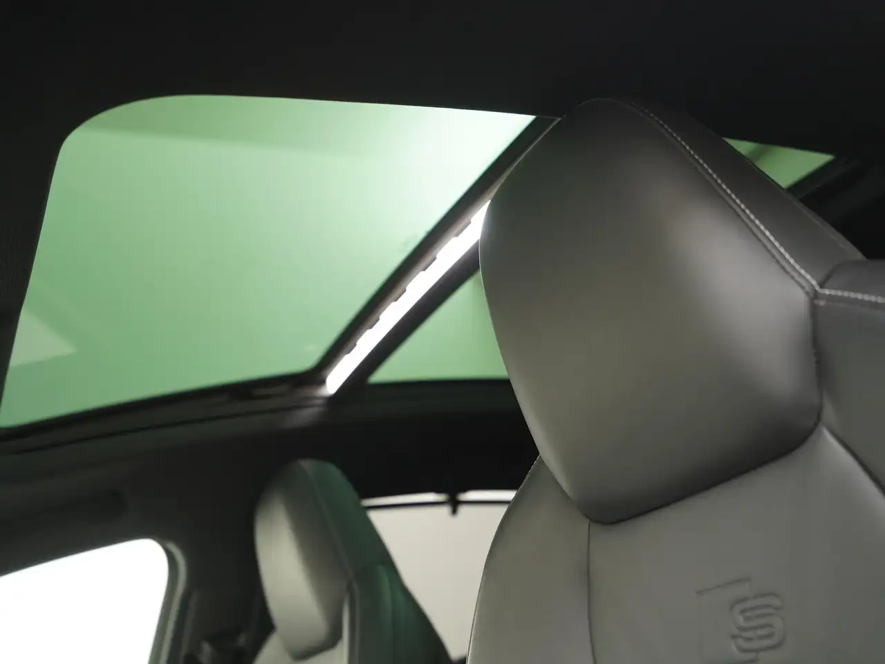 Audi e-tron Sportback 55 quattro S-Line 95 kWh Black Style, миниатюра 17