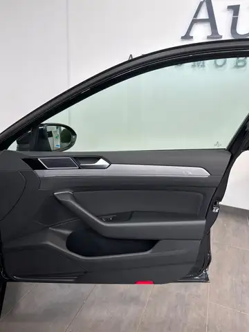 Volkswagen Passat view 10