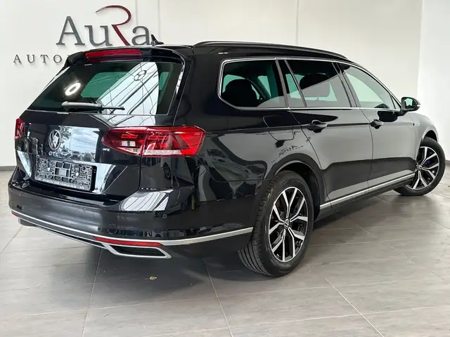 Volkswagen Passat view 4