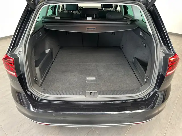 Volkswagen Passat view 6
