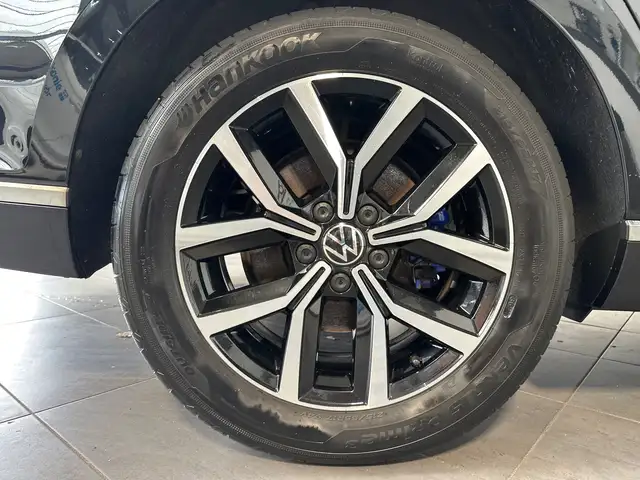 Volkswagen Passat view 3