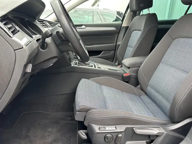 Volkswagen Passat view 11