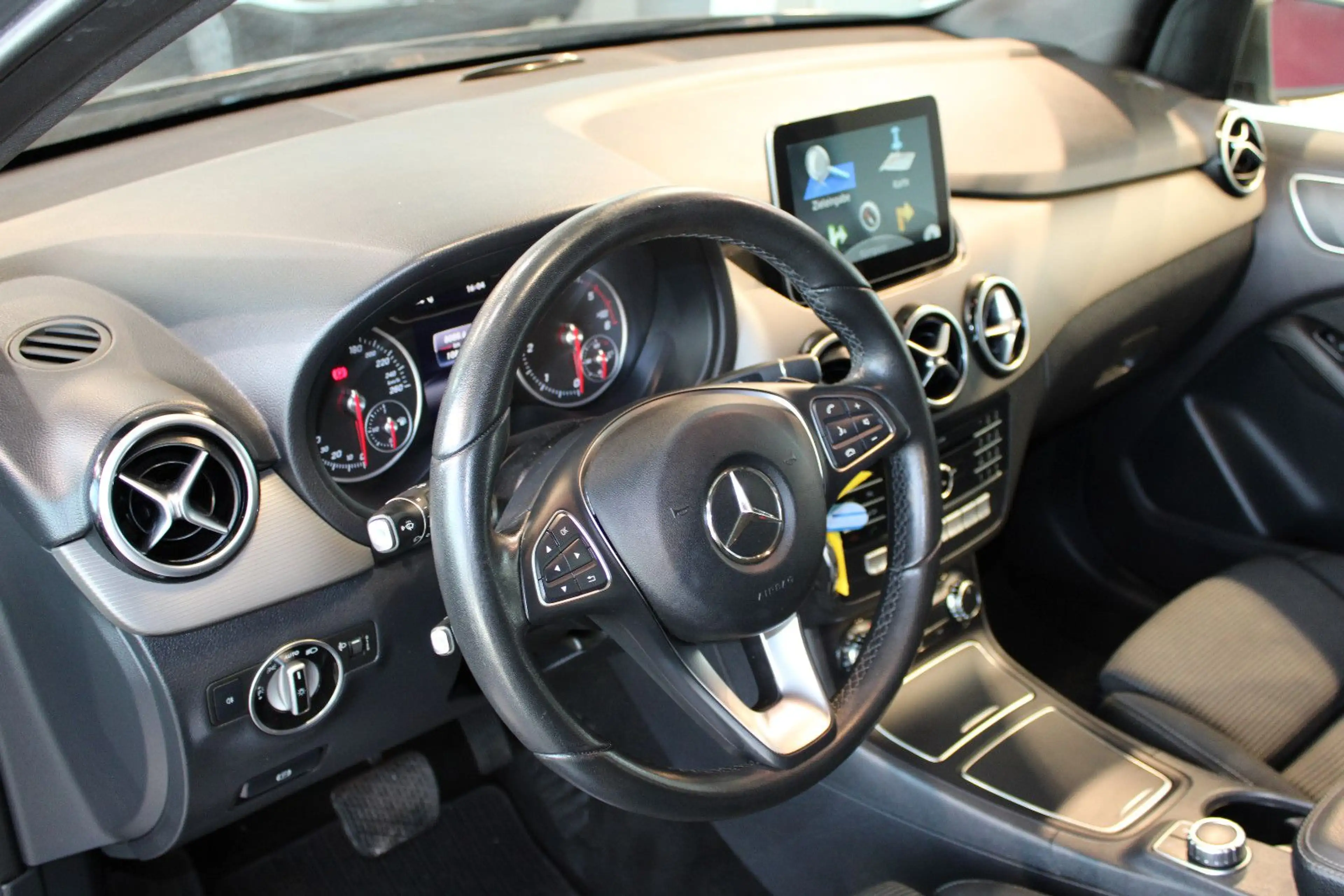 Mercedes-Benz B 180 CDI Navi SHZ AHK Klima — photo 14