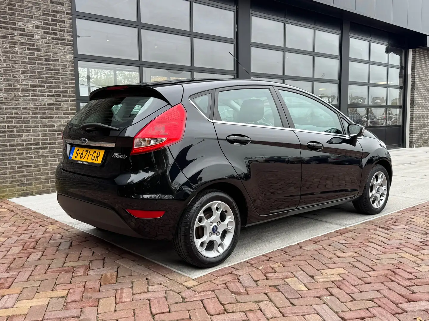 Ford Fiesta 1.25 Trend | Clima | Elektrisch pakket | Schwarz - 2