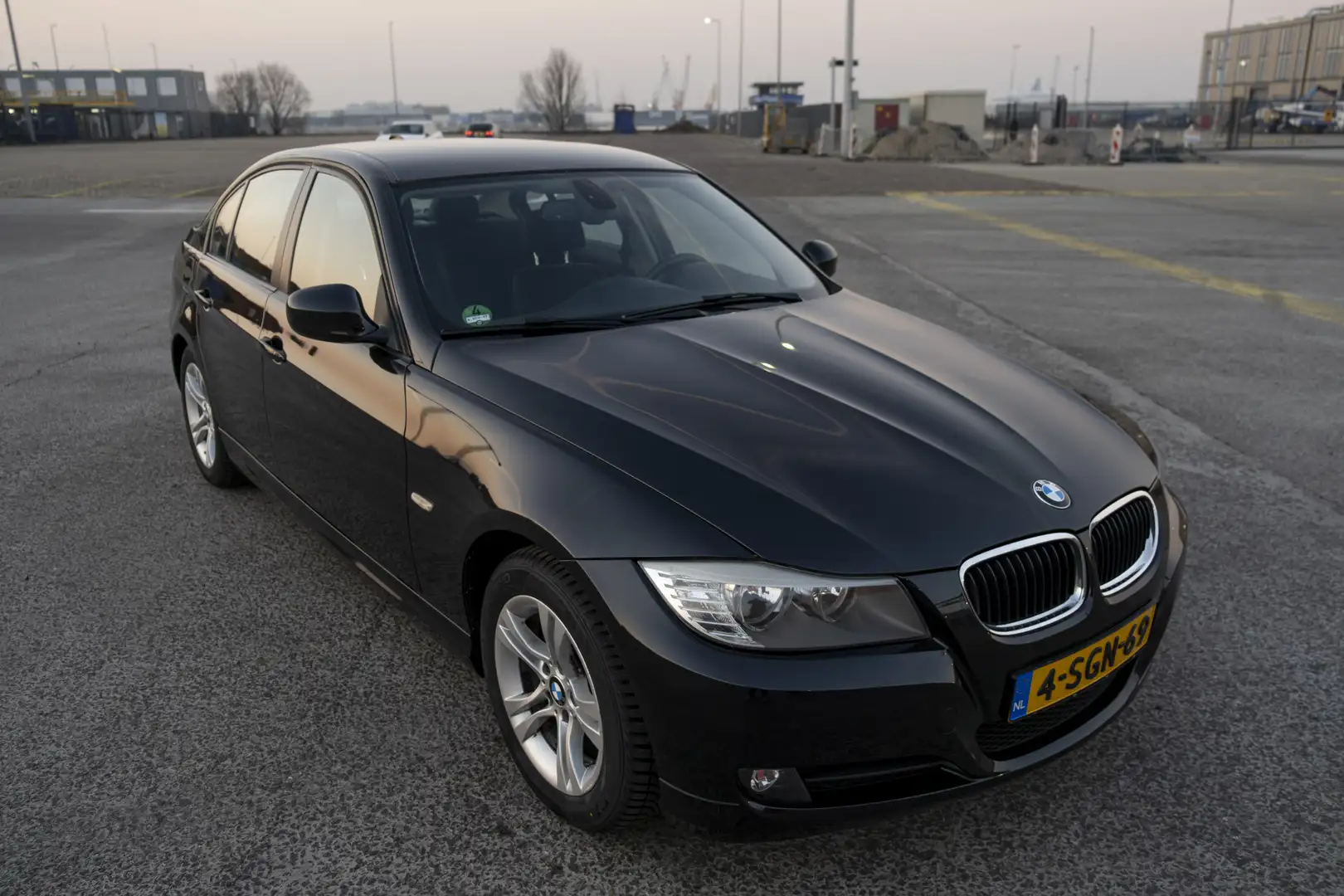 BMW 330 BMW 3-serie 2.0 l 318 / 2010 / Zwart / Nieuwe APK Zwart - 1