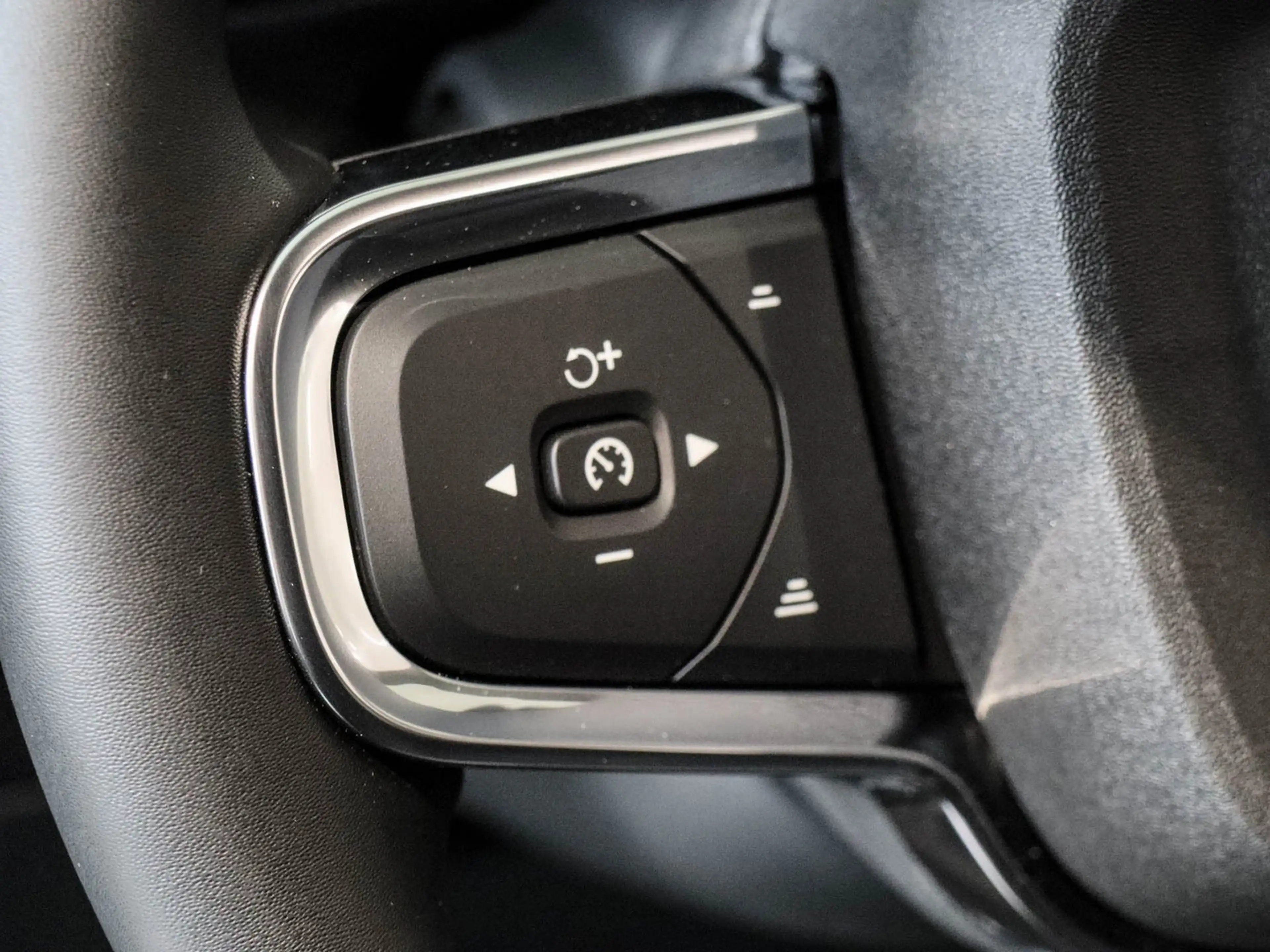 Volvo EX40 Single Motor Extended Range Plus Vorführwagen — photo 15