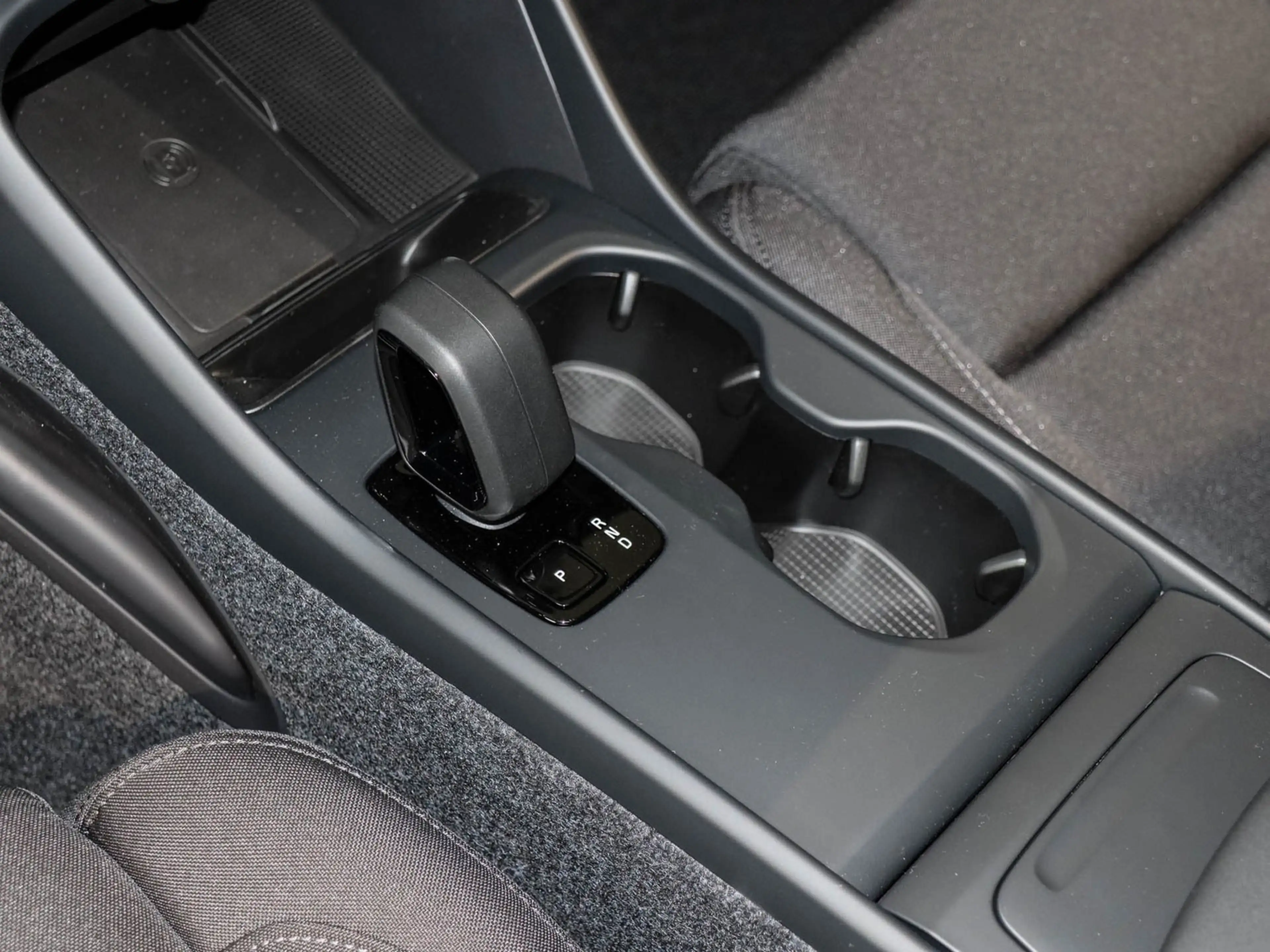 Volvo EX40 Single Motor Extended Range Plus Vorführwagen — photo 10