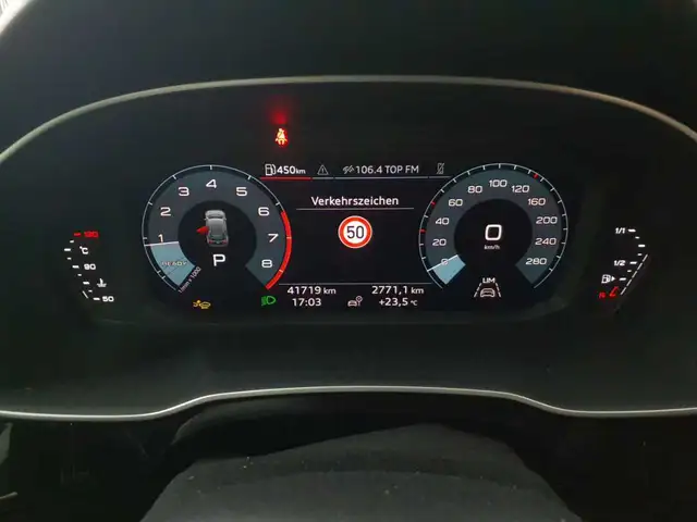 Audi Q3 view 11