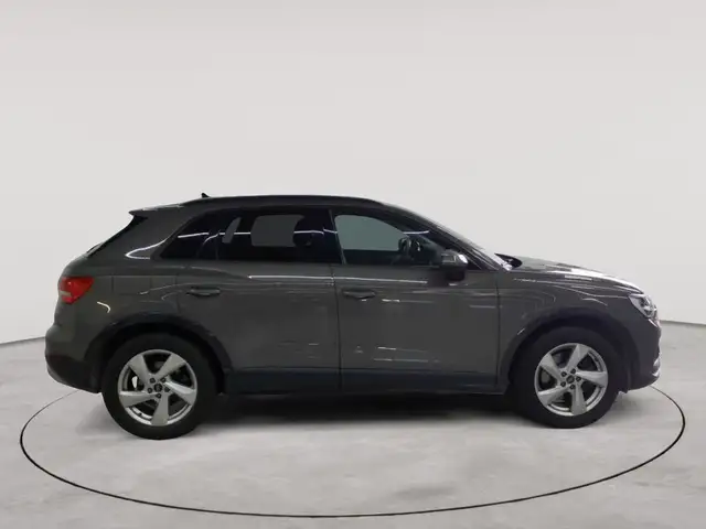 Audi Q3 view 3