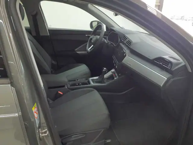 Audi Q3 view 8