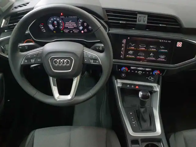 Audi Q3 view 9