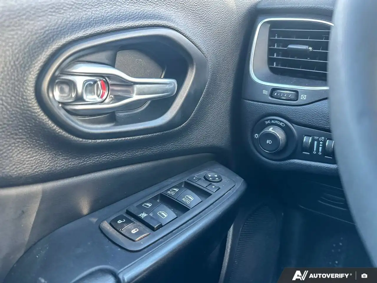 Jeep Cherokee снимка Jeep Cherokee