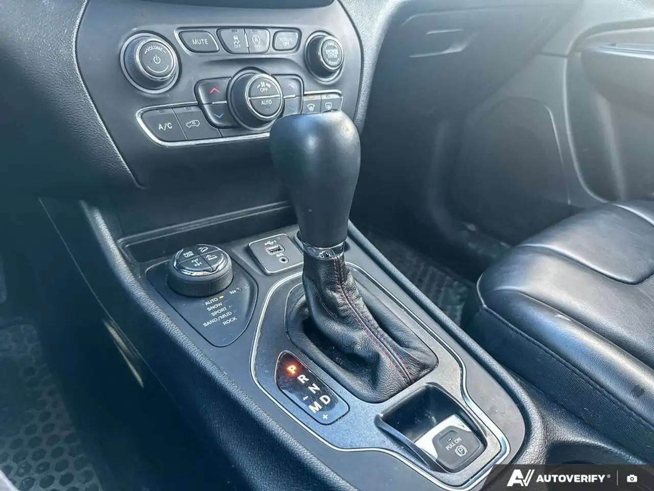Jeep Cherokee снимка Jeep Cherokee