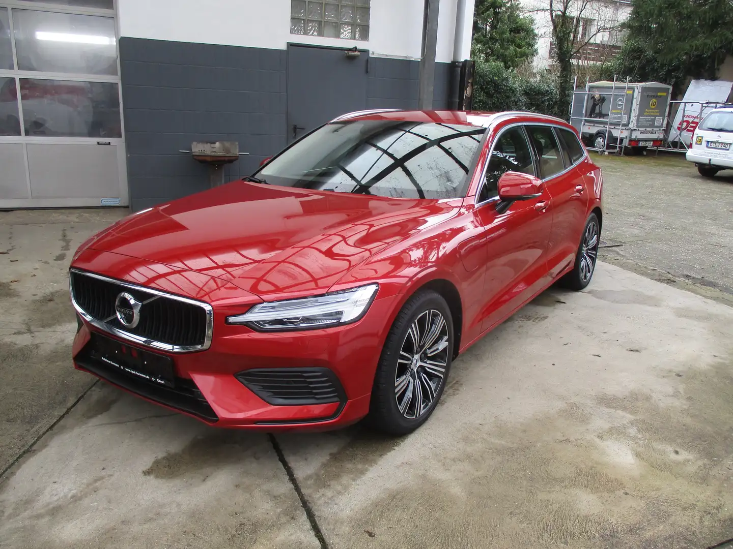 Volvo V60 Inscription Expression Recharge Plug-In Hybrid AWD Rood - 2