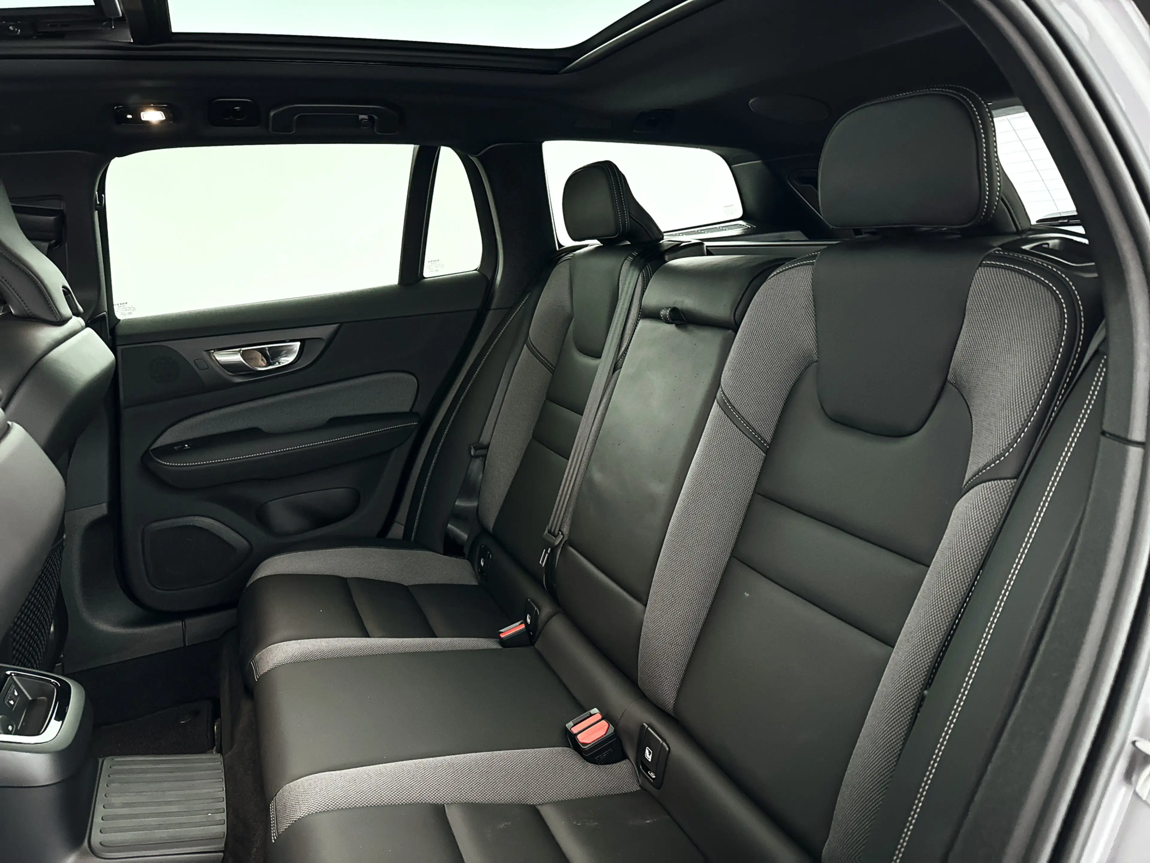 Volvo V60 T8 Plug-in hybrid AWD Plus Dark | SOH 100% | Panor — photo 13
