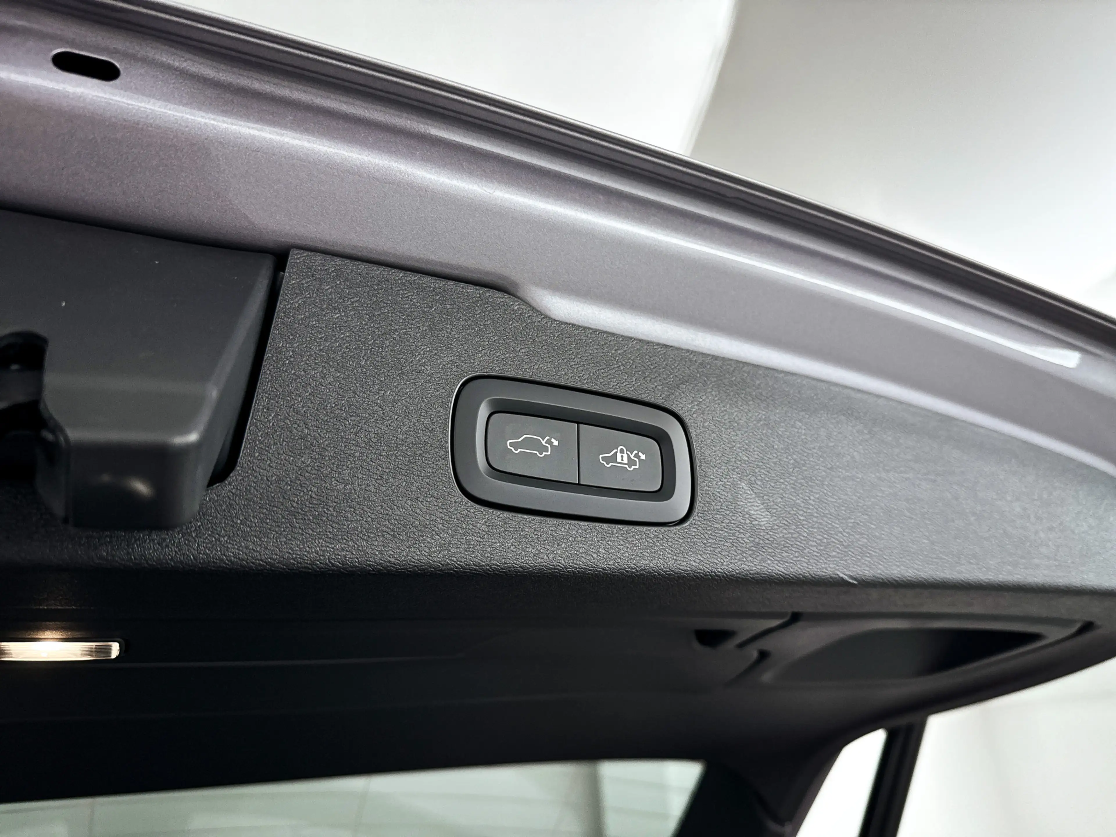 Volvo V60 T8 Plug-in hybrid AWD Plus Dark | SOH 100% | Panor — photo 15