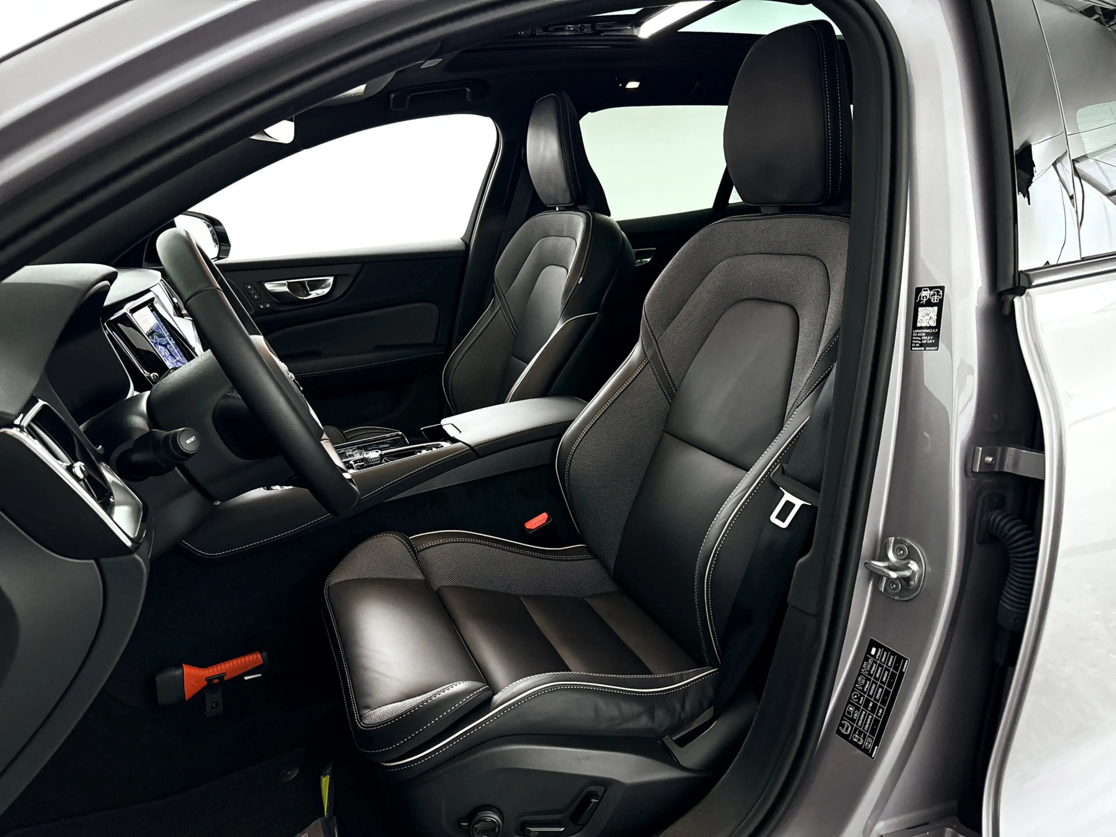 Volvo V60 T8 Plug-in hybrid AWD Plus Dark | SOH 100% | Panor — photo 6