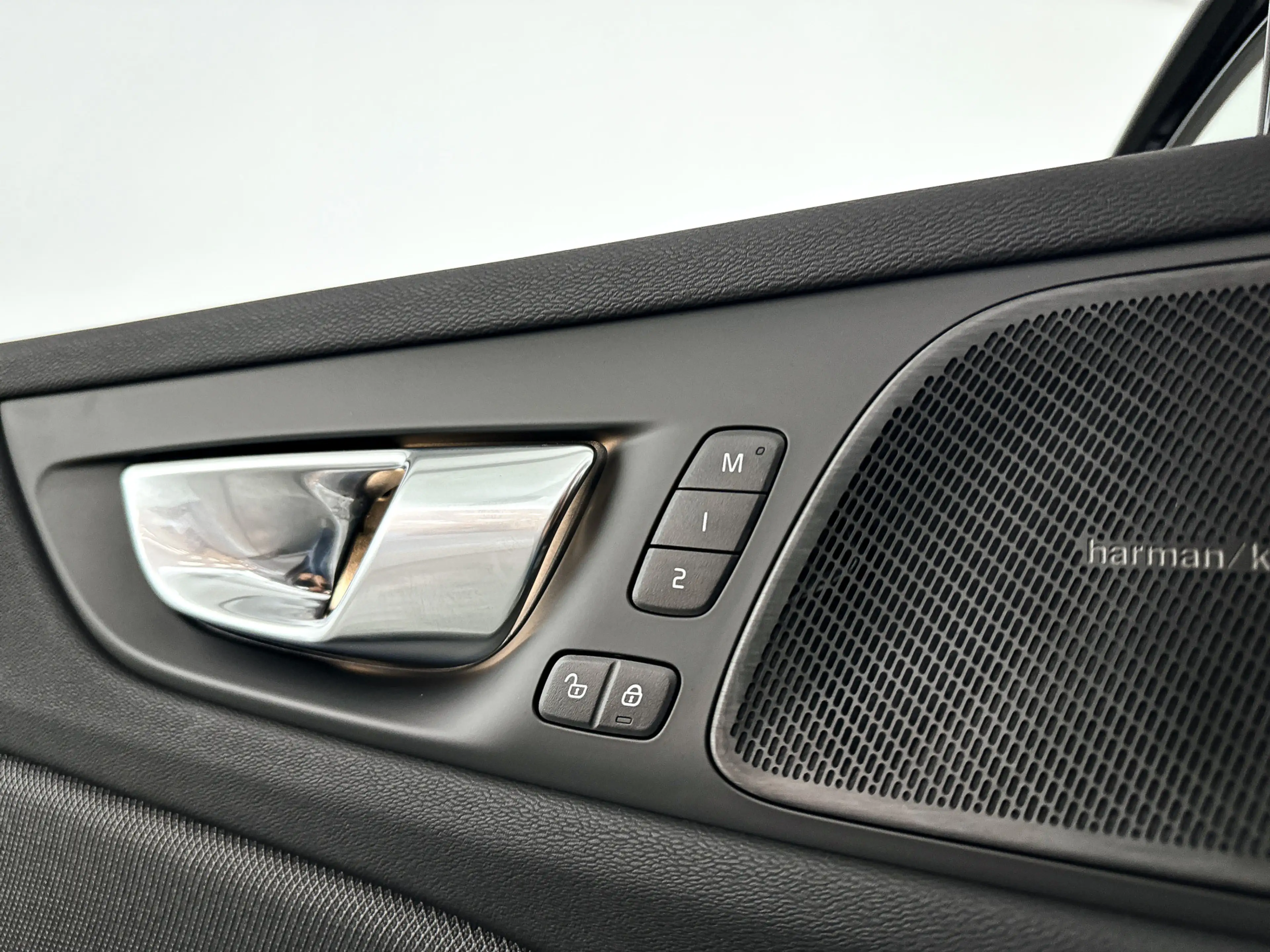 Volvo V60 T8 Plug-in hybrid AWD Plus Dark | SOH 100% | Panor — photo 8