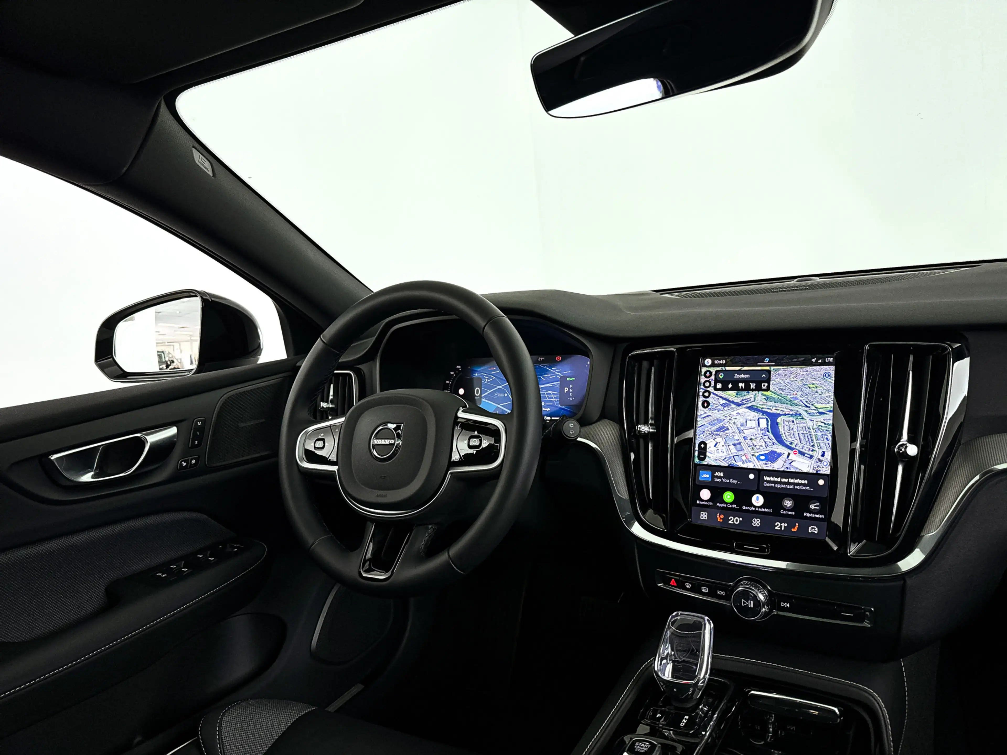 Volvo V60 T8 Plug-in hybrid AWD Plus Dark | SOH 100% | Panor — photo 3