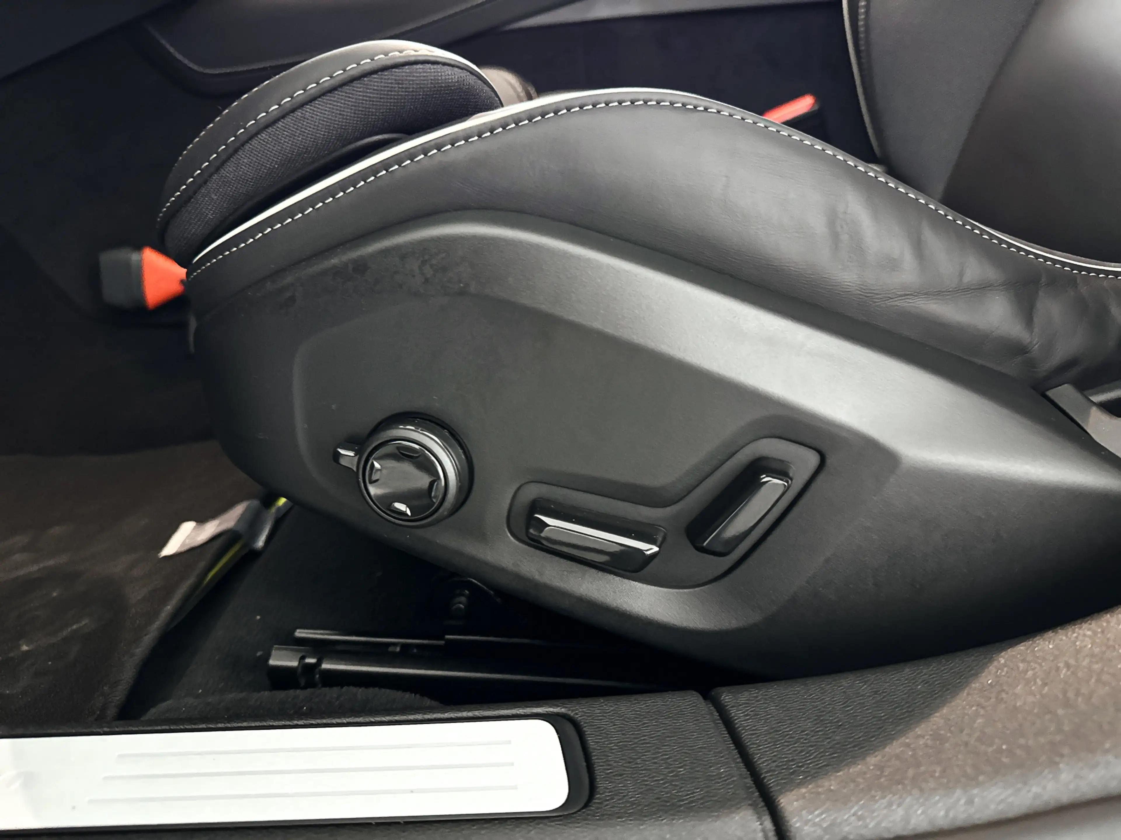 Volvo V60 T8 Plug-in hybrid AWD Plus Dark | SOH 100% | Panor — photo 7