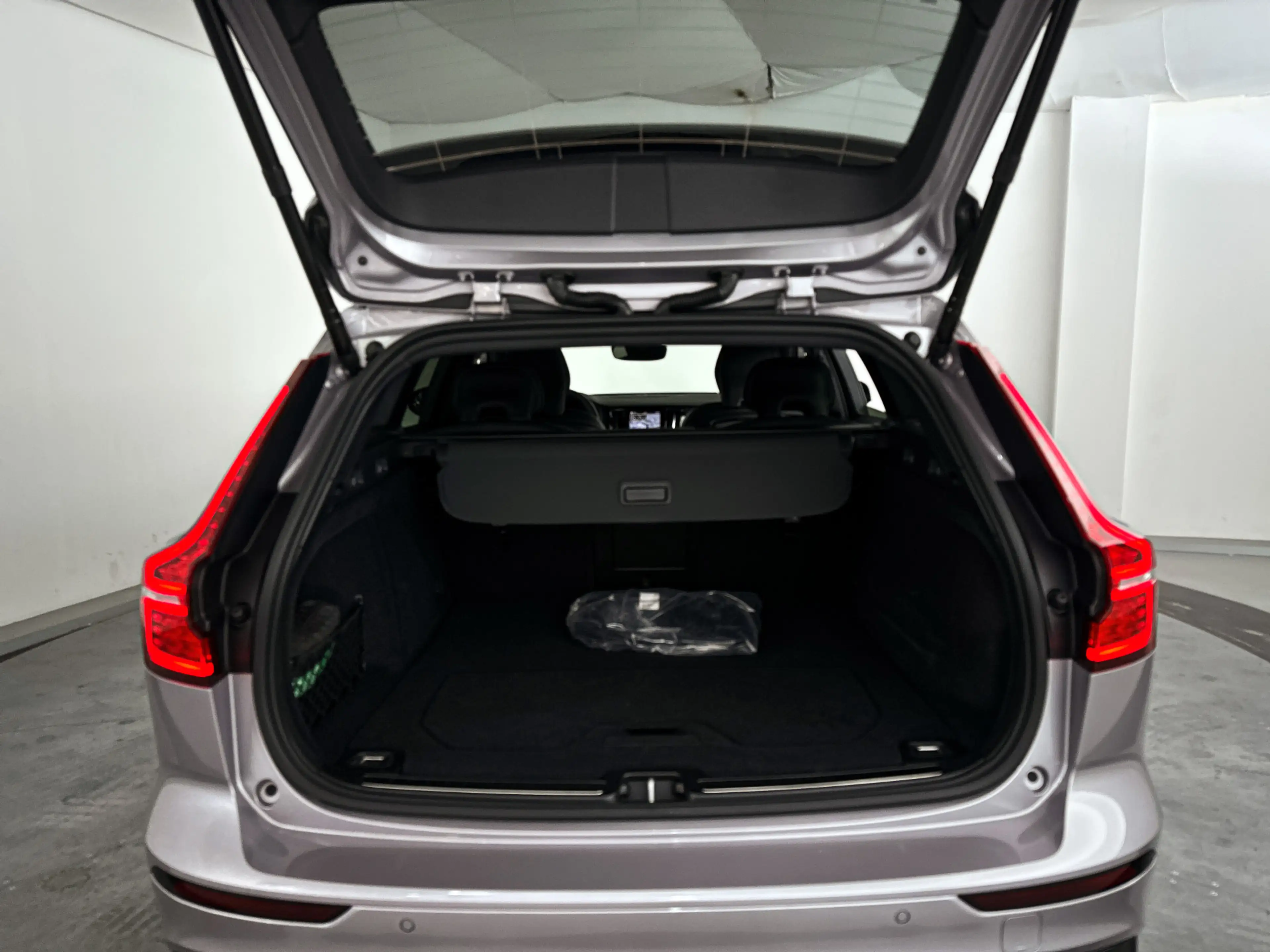 Volvo V60 T8 Plug-in hybrid AWD Plus Dark | SOH 100% | Panor — photo 14