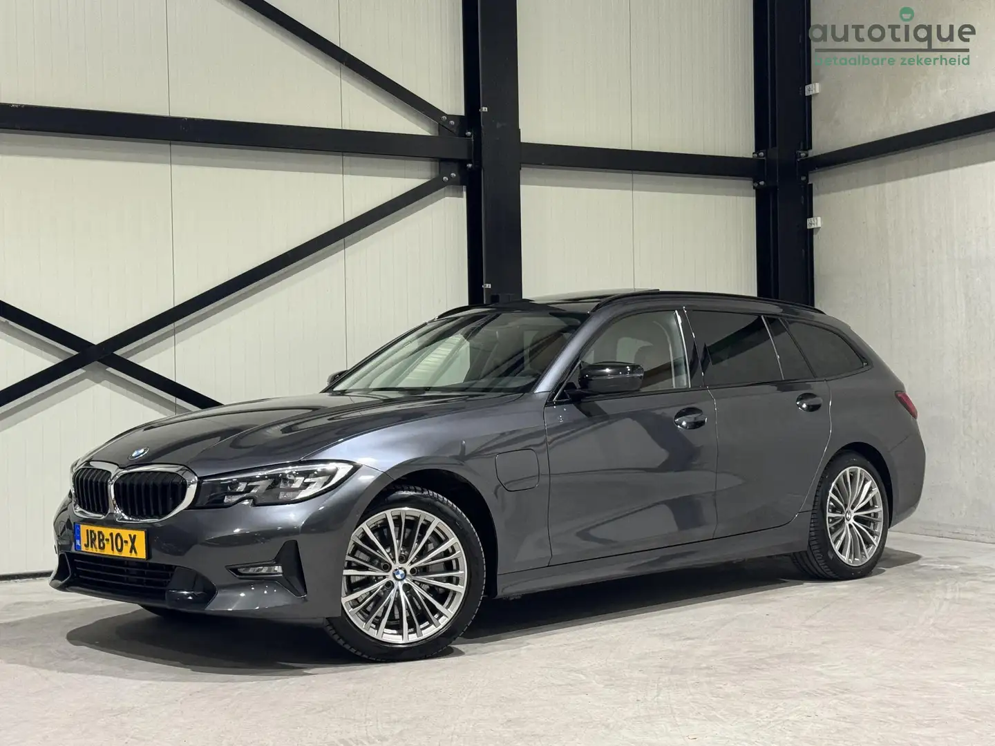 BMW 330 3-serie Touring 330e xDrive Sportline Aut. | navi Grijs - 1